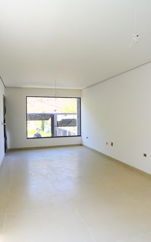 Casa de condomínio à venda com 175m², 3 quartos e 4 vagas Casa de condomínio à venda com 175m², 3 quartos e 4 vagasSala