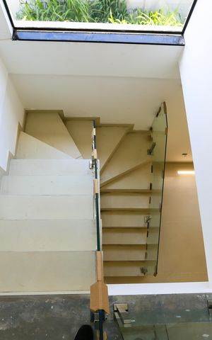 Casa de condomínio à venda com 175m², 3 quartos e 4 vagas Casa de condomínio à venda com 175m², 3 quartos e 4 vagasEscada