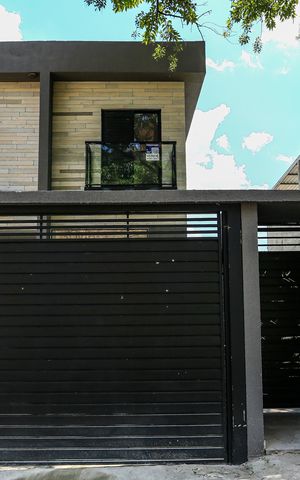 Casa de condomínio à venda com 175m², 3 quartos e 4 vagas Casa de condomínio à venda com 175m², 3 quartos e 4 vagasplaca