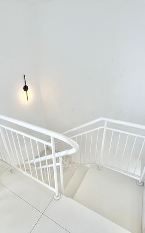 Apartamento para alugar com 235m², 4 quartos e 3 vagas Apartamento para alugar com 235m², 4 quartos e 3 vagasEscada