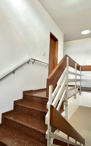 Casa para alugar com 410m², 5 quartos e 3 vagasEscada