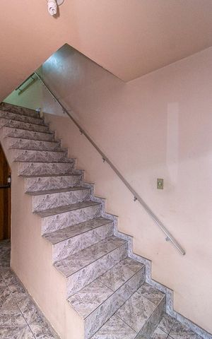 Casa para alugar com 190m², 5 quartos e 3 vagas Casa para alugar com 190m², 5 quartos e 3 vagasSala - Acesso ao 2º andar