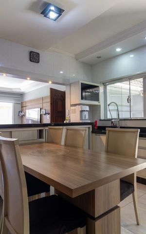 Casa à venda com 240m², 2 quartos e 4 vagas Casa à venda com 240m², 2 quartos e 4 vagasCozinha