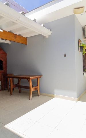 Casa à venda com 240m², 2 quartos e 4 vagas Casa à venda com 240m², 2 quartos e 4 vagasÁrea gourmet e Garagem