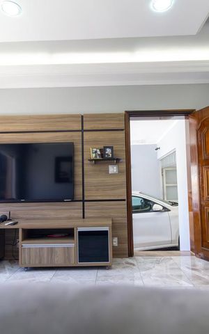 Casa à venda com 240m², 2 quartos e 4 vagas Casa à venda com 240m², 2 quartos e 4 vagasSala