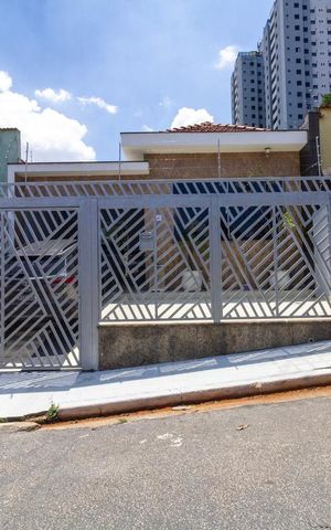 Casa à venda com 240m², 2 quartos e 4 vagas Casa à venda com 240m², 2 quartos e 4 vagasFachada