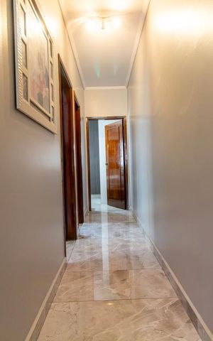 Casa à venda com 240m², 2 quartos e 4 vagas Casa à venda com 240m², 2 quartos e 4 vagasCorredor