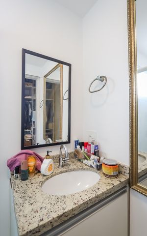 Apartamento à venda com 77m², 2 quartos e 2 vagas Apartamento à venda com 77m², 2 quartos e 2 vagasBanheiro da Suite