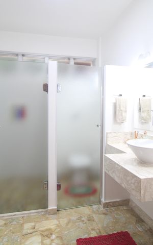 Casa à venda com 399m², 3 quartos e 4 vagasBanheiros da piscina