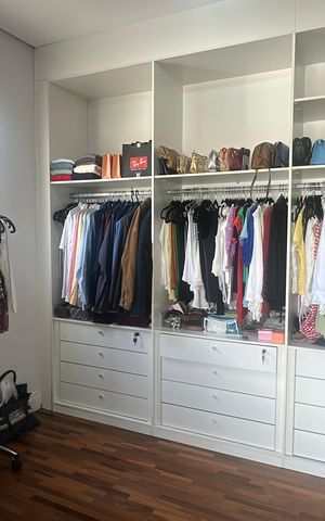Casa de condomínio à venda com 343m², 4 quartos e 6 vagas Casa de condomínio à venda com 343m², 4 quartos e 6 vagasCloset da suíte 4