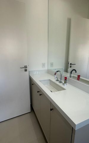 Casa de condomínio à venda com 343m², 4 quartos e 6 vagas Casa de condomínio à venda com 343m², 4 quartos e 6 vagasBanheiro da Suíte 2