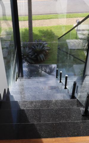 Casa de condomínio à venda com 343m², 4 quartos e 6 vagas Casa de condomínio à venda com 343m², 4 quartos e 6 vagasEscada