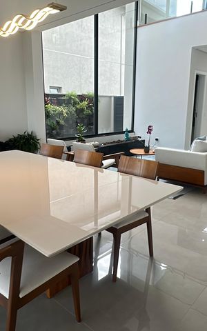 Casa de condomínio à venda com 343m², 4 quartos e 6 vagas Casa de condomínio à venda com 343m², 4 quartos e 6 vagasSala