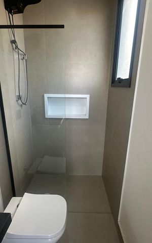 Casa de condomínio à venda com 343m², 4 quartos e 6 vagas Casa de condomínio à venda com 343m², 4 quartos e 6 vagasBanheiro Social
