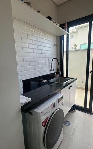 Casa de condomínio à venda com 343m², 4 quartos e 6 vagas Casa de condomínio à venda com 343m², 4 quartos e 6 vagasÁrea de Serviço