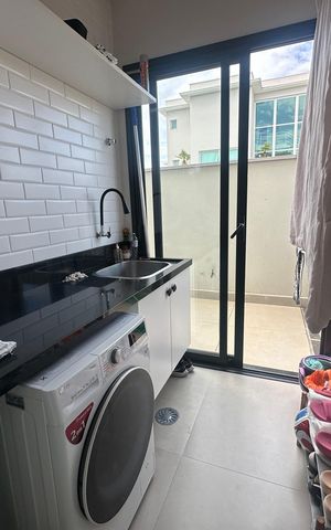 Casa de condomínio à venda com 343m², 4 quartos e 6 vagas Casa de condomínio à venda com 343m², 4 quartos e 6 vagasÁrea de Serviço