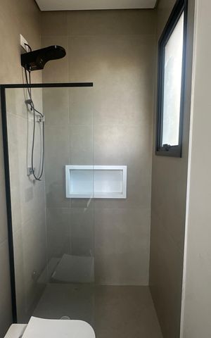 Casa de condomínio à venda com 343m², 4 quartos e 6 vagas Casa de condomínio à venda com 343m², 4 quartos e 6 vagasBanheiro Social