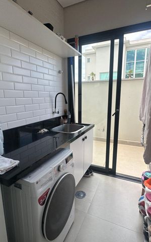 Casa de condomínio à venda com 343m², 4 quartos e 6 vagas Casa de condomínio à venda com 343m², 4 quartos e 6 vagasÁrea de Serviço