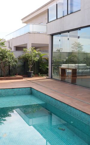 Casa de condomínio à venda com 343m², 4 quartos e 6 vagas Casa de condomínio à venda com 343m², 4 quartos e 6 vagasPiscina