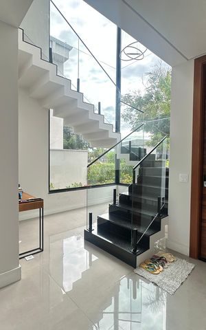 Casa de condomínio à venda com 343m², 4 quartos e 6 vagas Casa de condomínio à venda com 343m², 4 quartos e 6 vagasHall de entrada