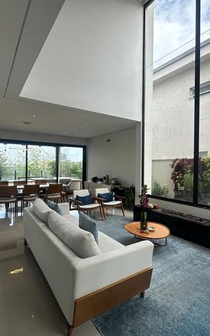 Casa de condomínio à venda com 343m², 4 quartos e 6 vagas Casa de condomínio à venda com 343m², 4 quartos e 6 vagasSala