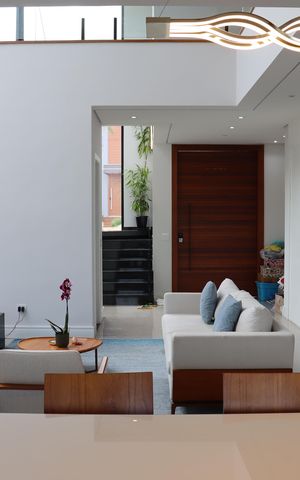 Casa de condomínio à venda com 343m², 4 quartos e 6 vagas Casa de condomínio à venda com 343m², 4 quartos e 6 vagasSala