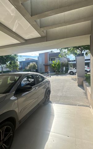 Casa de condomínio à venda com 343m², 4 quartos e 6 vagas Casa de condomínio à venda com 343m², 4 quartos e 6 vagasGaragem