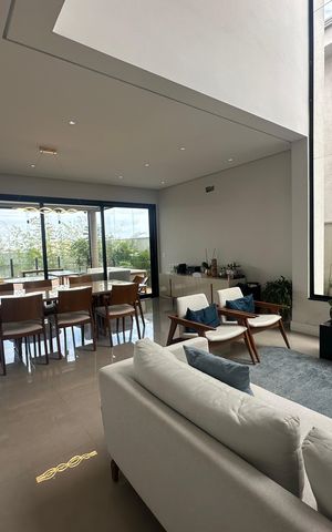 Casa de condomínio à venda com 343m², 4 quartos e 6 vagas Casa de condomínio à venda com 343m², 4 quartos e 6 vagasSala
