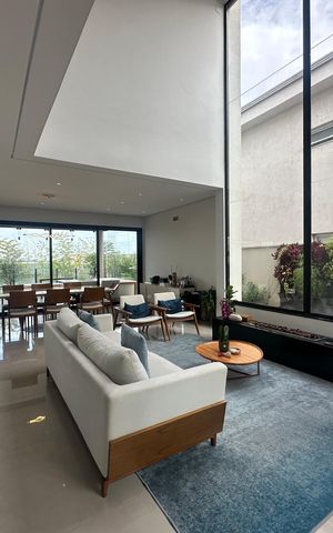 Casa de condomínio à venda com 343m², 4 quartos e 6 vagas Casa de condomínio à venda com 343m², 4 quartos e 6 vagasSala
