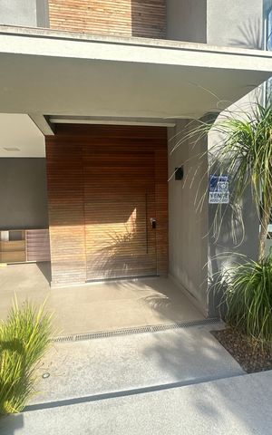 Casa de condomínio à venda com 343m², 4 quartos e 6 vagas Casa de condomínio à venda com 343m², 4 quartos e 6 vagasFachada
