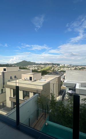 Casa de condomínio à venda com 343m², 4 quartos e 6 vagas Casa de condomínio à venda com 343m², 4 quartos e 6 vagasVaranda