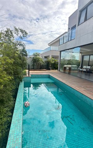 Casa de condomínio à venda com 343m², 4 quartos e 6 vagas Casa de condomínio à venda com 343m², 4 quartos e 6 vagasPiscina