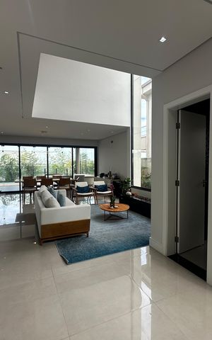 Casa de condomínio à venda com 343m², 4 quartos e 6 vagas Casa de condomínio à venda com 343m², 4 quartos e 6 vagasSala