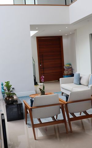 Casa de condomínio à venda com 343m², 4 quartos e 6 vagas Casa de condomínio à venda com 343m², 4 quartos e 6 vagasSala