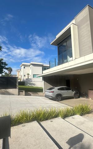 Casa de condomínio à venda com 343m², 4 quartos e 6 vagas Casa de condomínio à venda com 343m², 4 quartos e 6 vagasFachada