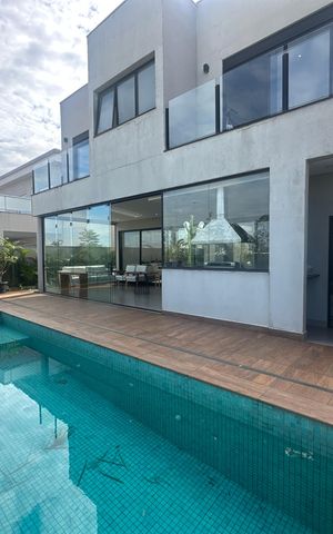 Casa de condomínio à venda com 343m², 4 quartos e 6 vagas Casa de condomínio à venda com 343m², 4 quartos e 6 vagasPiscina