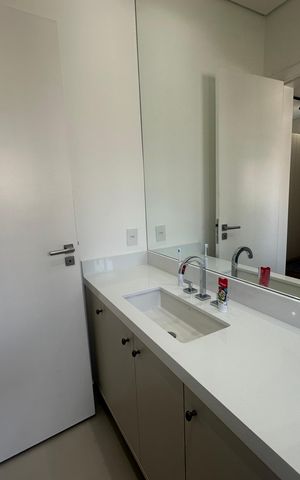 Casa de condomínio à venda com 343m², 4 quartos e 6 vagas Casa de condomínio à venda com 343m², 4 quartos e 6 vagasBanheiro da Suíte 2
