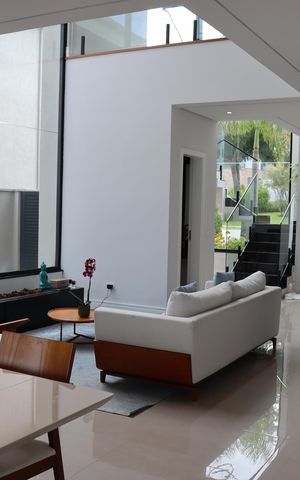 Casa de condomínio à venda com 343m², 4 quartos e 6 vagas Casa de condomínio à venda com 343m², 4 quartos e 6 vagasSala