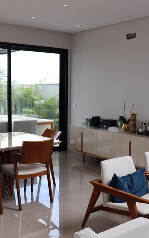 Casa de condomínio à venda com 343m², 4 quartos e 6 vagas Casa de condomínio à venda com 343m², 4 quartos e 6 vagasSala