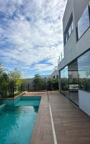 Casa de condomínio à venda com 343m², 4 quartos e 6 vagas Casa de condomínio à venda com 343m², 4 quartos e 6 vagasPiscina