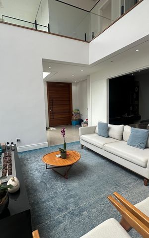 Casa de condomínio à venda com 343m², 4 quartos e 6 vagas Casa de condomínio à venda com 343m², 4 quartos e 6 vagasSala