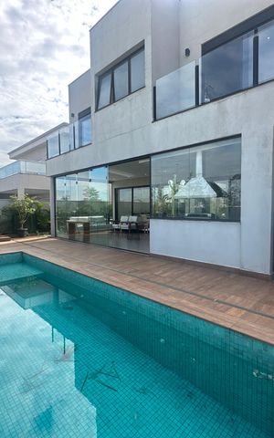 Casa de condomínio à venda com 343m², 4 quartos e 6 vagas Casa de condomínio à venda com 343m², 4 quartos e 6 vagasPiscina