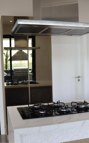 Casa de condomínio à venda com 343m², 4 quartos e 6 vagas Casa de condomínio à venda com 343m², 4 quartos e 6 vagasCozinha