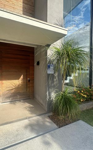 Casa de condomínio à venda com 343m², 4 quartos e 6 vagas Casa de condomínio à venda com 343m², 4 quartos e 6 vagasFachada