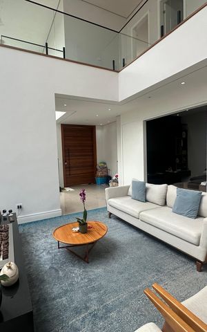 Casa de condomínio à venda com 343m², 4 quartos e 6 vagas Casa de condomínio à venda com 343m², 4 quartos e 6 vagasSala