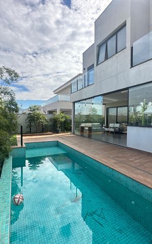 Casa de condomínio à venda com 343m², 4 quartos e 6 vagas Casa de condomínio à venda com 343m², 4 quartos e 6 vagasPiscina