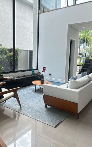 Casa de condomínio à venda com 343m², 4 quartos e 6 vagas Casa de condomínio à venda com 343m², 4 quartos e 6 vagasSala