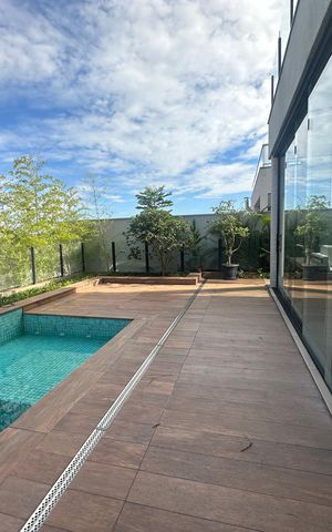 Casa de condomínio à venda com 343m², 4 quartos e 6 vagas Casa de condomínio à venda com 343m², 4 quartos e 6 vagasPiscina