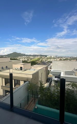 Casa de condomínio à venda com 343m², 4 quartos e 6 vagas Casa de condomínio à venda com 343m², 4 quartos e 6 vagasVaranda