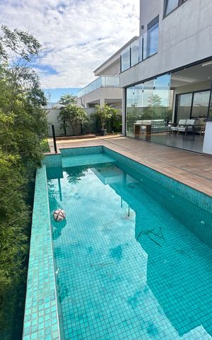 Casa de condomínio à venda com 343m², 4 quartos e 6 vagas Casa de condomínio à venda com 343m², 4 quartos e 6 vagasPiscina